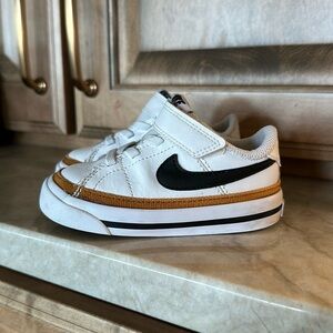 Toddler Boys Nike court legacy 
Size 6c